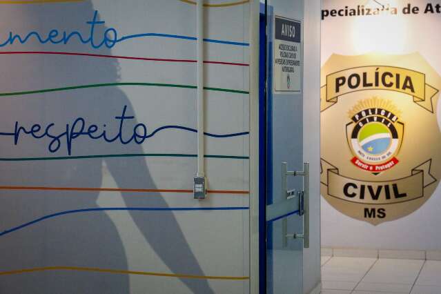 Sem algemas, rapaz preso por amea&ccedil;ar a esposa foge da delegacia da mulher