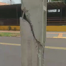 Poste de energia novinho quebra em duas partes na Marqu&ecirc;s de Lavradio