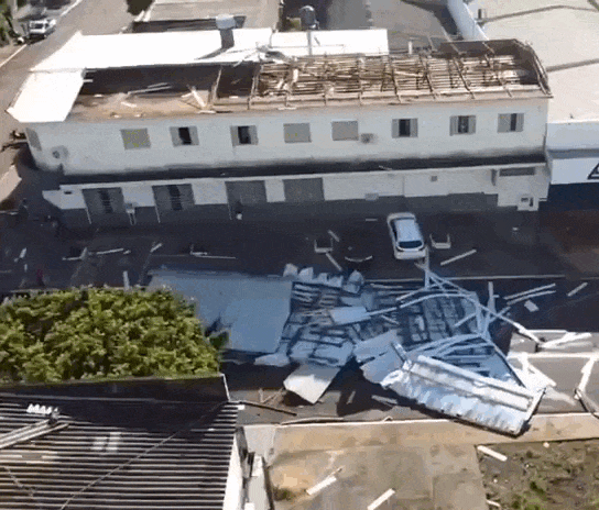 Tempestade r&aacute;pida destelha ag&ecirc;ncia do Banco do Brasil em Sete Quedas