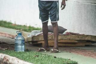 Morador de rua vive em cal&ccedil;ada ao lado de posto de sa&uacute;de para seguir tratamento