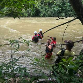 Cheia repentina deixa 44 turistas ilhados em c&acirc;nion da Serra da Bodoquena
