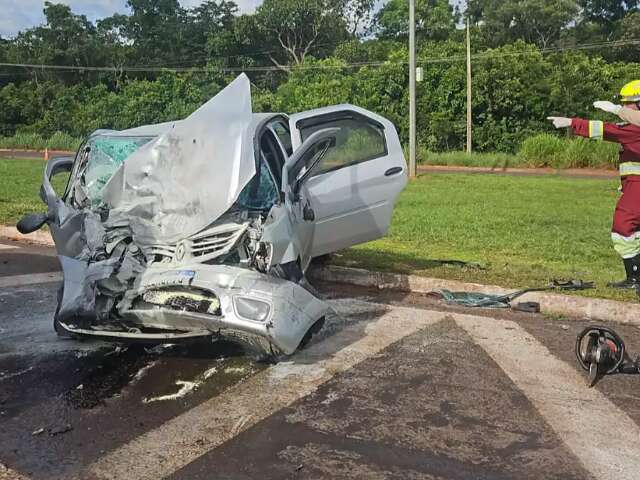 Acidente entre Hilux e Logan deixa três feridos e interdita trecho da BR-163