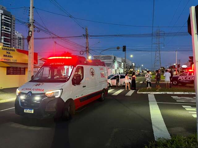 Colis&atilde;o entre ve&iacute;culos bloqueia cruzamento no bairro Tiradentes