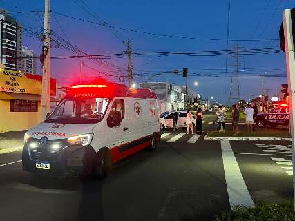 Colis&atilde;o entre ve&iacute;culos bloqueia cruzamento no bairro Tiradentes