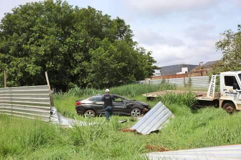 Condutora perde controle de carro e invade terreno em capotagem