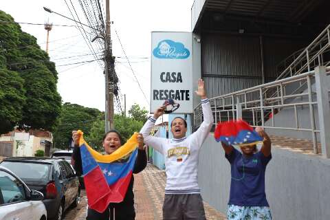 Com saudades de casa, venezuelanos comemoram pris&atilde;o de Maduro