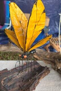 Yta transformou lixo em insetos feitos até com cabo de internet Yta transformou lixo em insetos feitos até com cabo de internet