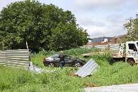 Condutora perde controle de carro e invade terreno em capotagem