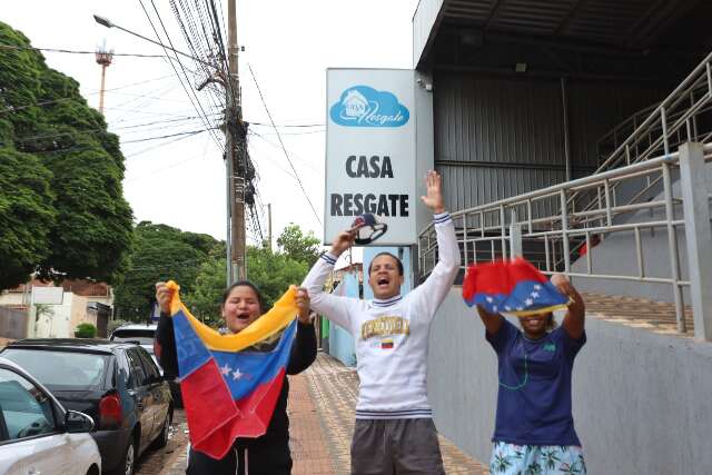 Com saudades de casa, venezuelanos comemoram pris&atilde;o de Maduro