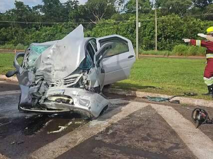 Acidente entre Hilux e Logan deixa tr&ecirc;s feridos e interdita trecho da BR-163