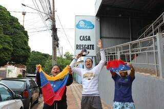 Com saudades de casa, venezuelanos comemoram pris&atilde;o de Maduro