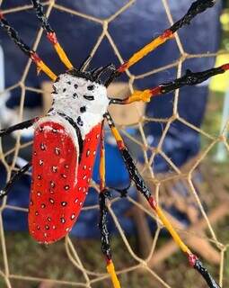 Yta transformou lixo em insetos feitos até com cabo de internet Yta transformou lixo em insetos feitos até com cabo de internet