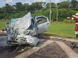 Acidente entre Hilux e Logan deixa tr&ecirc;s feridos e interdita trecho da BR-163