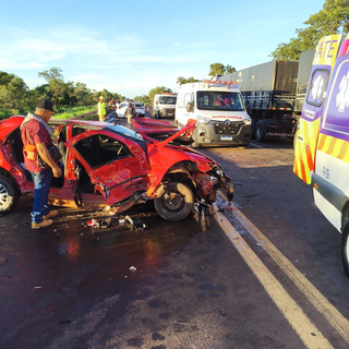 Colis&atilde;o com carreta deixa um morto e oito feridos na BR-163