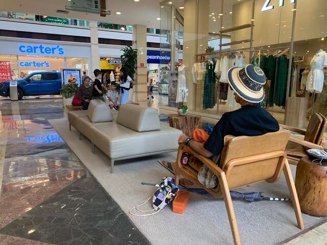 Andr&eacute; bate ponto no shopping para meditar e encontrar a 5&ordf; dimens&atilde;o