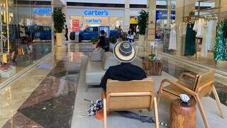 Andr&eacute; bate ponto no shopping para meditar e encontrar a 5&ordf; dimens&atilde;o
