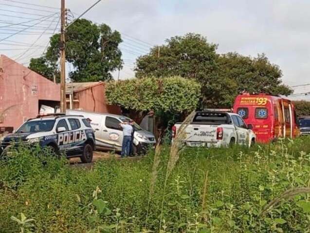Moradores veem port&atilde;o aberto e encontram vizinho morto 