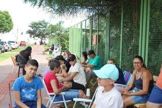 Fam&iacute;lias fazem fila para tentar garantir melhor turno em escola das Moreninhas