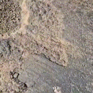 Carro quebra a suspens&atilde;o ao passar sobre o buraco na MS-040