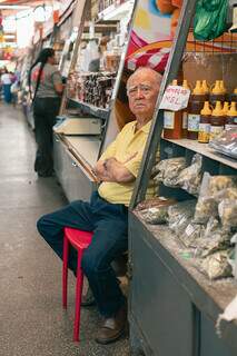 Ensaio documental mostra rotina de quem faz o Mercad&atilde;o funcionar 