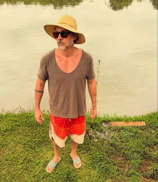 Alexandre Nero visita o Pantanal e faz cosplay de 'Velho do Rio' 