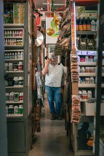 Ensaio documental mostra rotina de quem faz o Mercad&atilde;o funcionar 