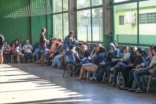 Escola faz lista e libera 92 pais de dormirem na fila para escolher turno Escola faz lista e libera 92 pais de dormirem na fila para escolher turno