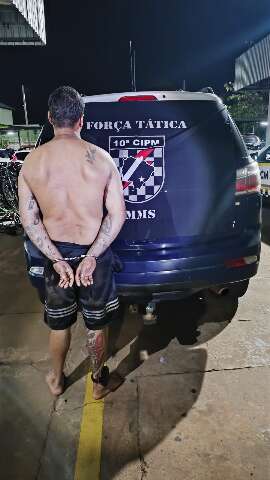 Ap&oacute;s render fam&iacute;lia em assalto, ladr&atilde;o &eacute; preso recebendo pizza na porta de casa