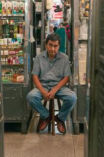 Ensaio documental mostra rotina de quem faz o Mercad&atilde;o funcionar 