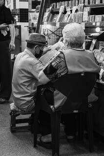 Ensaio documental mostra rotina de quem faz o Mercad&atilde;o funcionar 