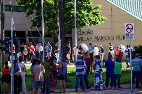No 1&ordm; dia &uacute;til do ano, Central do Cidad&atilde;o amanhece com fila e d&uacute;vida sobre IPTU