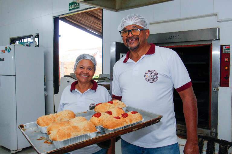 Após anos de sacrifício e faxina, casal realizou sonho de ter própria padaria