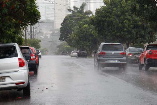 Chuva de ver&atilde;o atinge diversos bairros de Campo Grande nesta segunda-feira