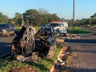 Motorista perde controle da dire&ccedil;&atilde;o e derruba poste sobre carro