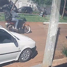 Dois s&atilde;o baleados por dupla em moto enquanto caminhavam por rua