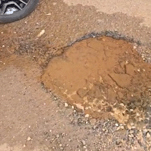 Moradores denunciam vazamento de &aacute;gua pot&aacute;vel que persiste h&aacute; um ano na Capital