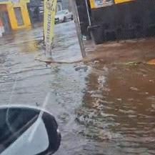 Pancada de ver&atilde;o &eacute; suficiente para alagar rua do Taveir&oacute;polis em poucos minutos