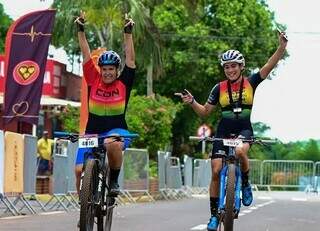 Millene trocou festa de 15 anos por 150 km de bike ao lado da m&atilde;e 