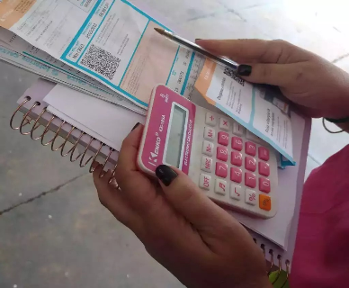 Mais da metade dos leitores come&ccedil;a 2026 endividada, aponta enquete