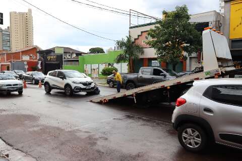 Chuva intensa provoca pane em carro e deixa motorista ilhada na Capital