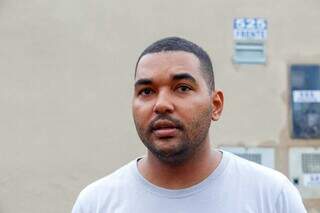 Temporal derruba árvore de 30 anos e atinge duas casas em Campo Grande Temporal derruba árvore de 30 anos e atinge duas casas em Campo Grande