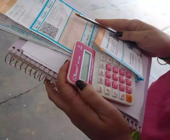 Mais da metade dos leitores come&ccedil;a 2026 endividada, aponta enquete