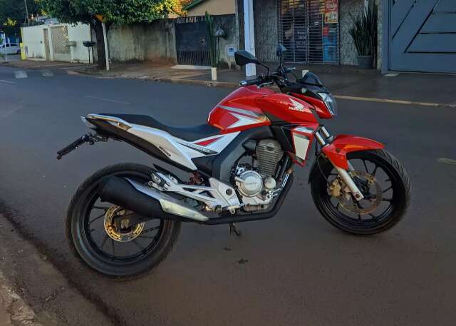 Motociclistas "fogem" de estacionamento pago e s&atilde;o furtados ao parar na rua