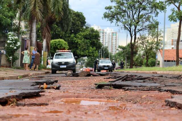 Asfalto se desintegra na Rachid Neder e reparo ser&aacute; "complexo", diz prefeitura