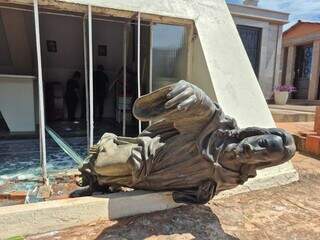 Em tr&ecirc;s dias, ladr&otilde;es levam sete imagens de capela de Cemit&eacute;rio Santo Ant&ocirc;nio