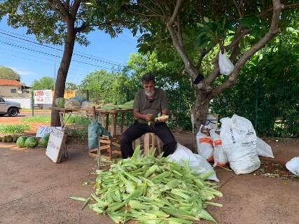 Luiz j&aacute; foi a&ccedil;ougueiro e hoje descasca 1.800 milhos por dia na rua