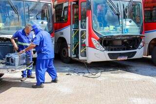 Ag&ecirc;ncia de regula&ccedil;&atilde;o exige troca de 197 &ocirc;nibus e amea&ccedil;a multar Cons&oacute;rcio