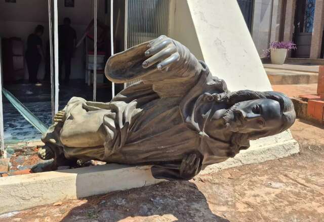 Em tr&ecirc;s dias, ladr&otilde;es levam sete imagens de capela de cemit&eacute;rio