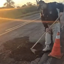Policial rodovi&aacute;rio encara "tapa buraco" ap&oacute;s 4 carros danificados em estrada