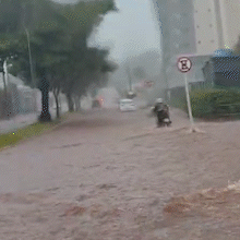 Temporal de poucos minutos alaga Rachid Neder e deixa motociclista ilhada
